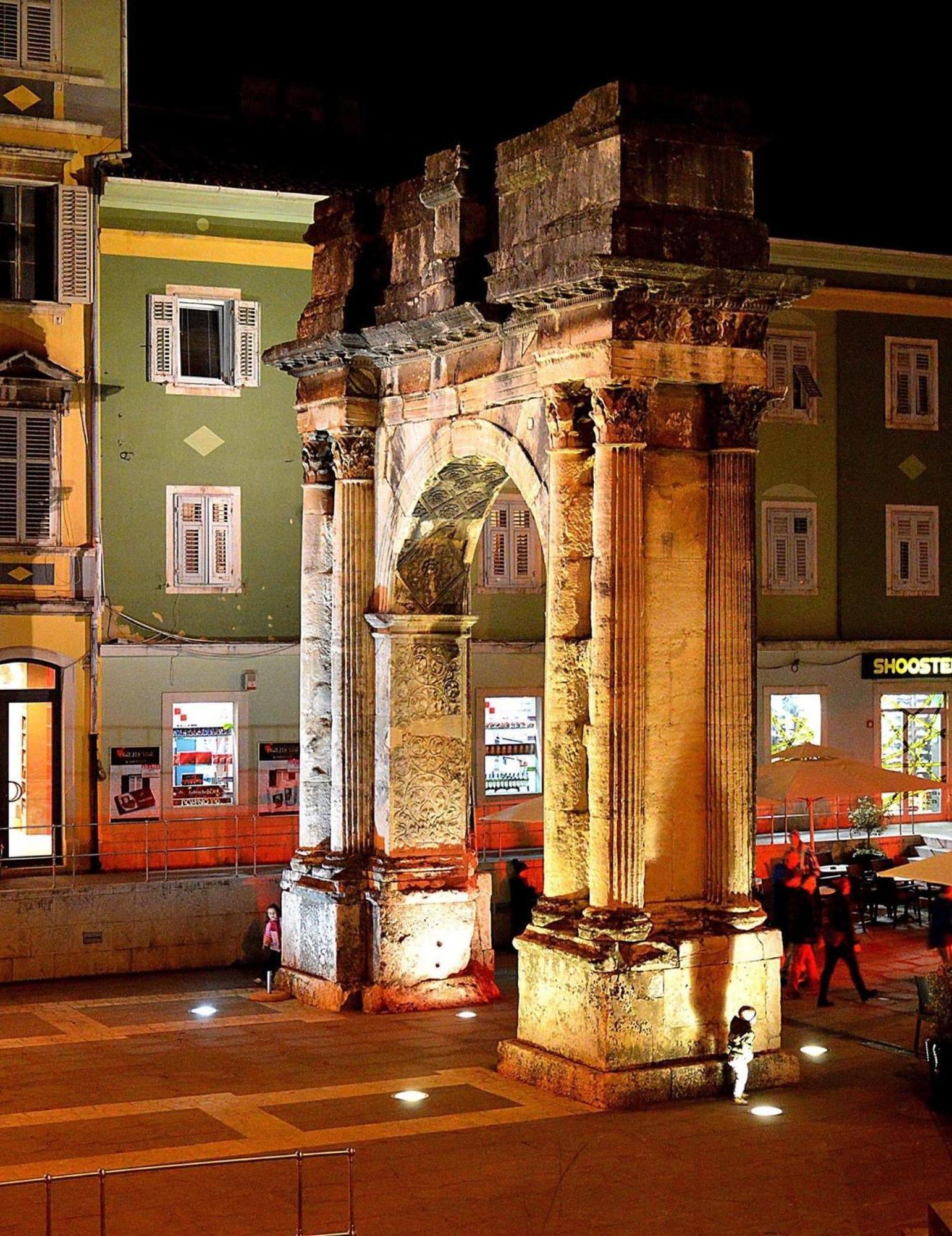 Sunny Corner In City Center With Free Parking Apartment Pula Bagian luar foto